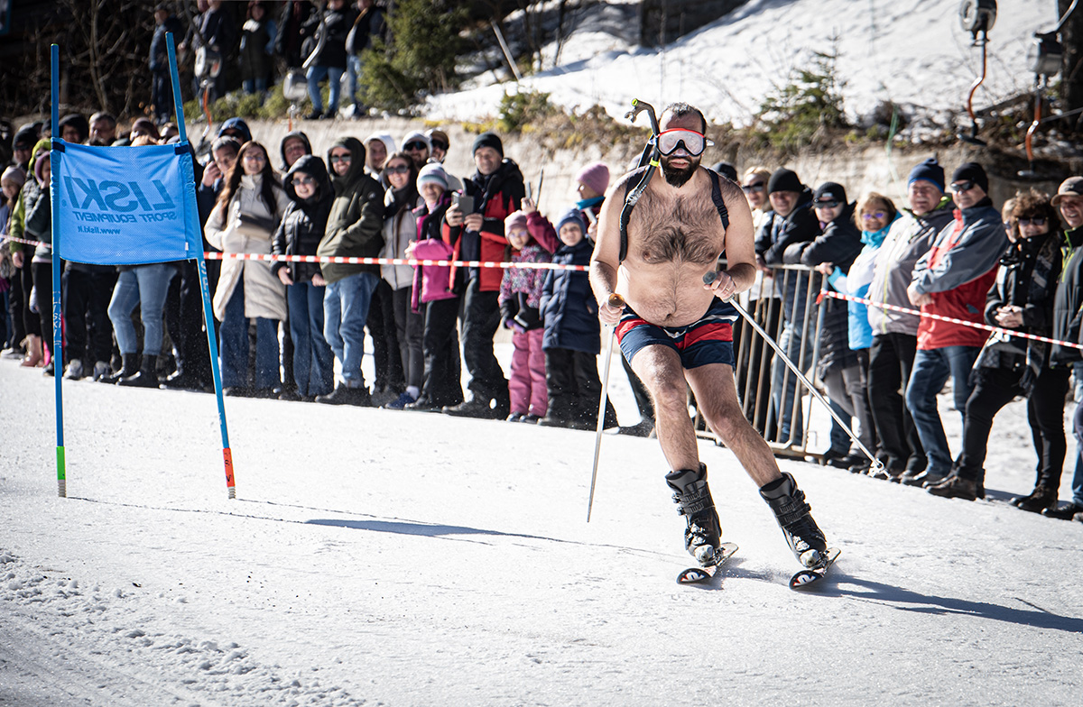 Kreatív járművek és jelmezes kavalkád